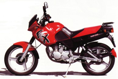 Designem se Dandy 125 přiblížil dospělému motocyklu. Kromě červenočerného je v nabídce i žlutošedá kombinace.