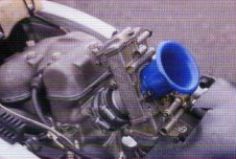 Motor s rozvodem DOHC je osazen karburátorem Keihin FCR o průměru 41 mm.
