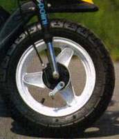 Shodná litá kola a bubnové brzdy patří k ozdobám lehkého minimotocyklu Pento.